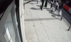 Fatih'te tramvayın çarptığı yaya yaralandı; Kaza anı kamerada