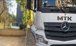 Kadıköy'de dar sokağa giren hafriyat kamyonu iki duvar arasına sıkıştı
