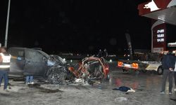 Manisa'da kamyonet ile çarpışan otomobil ikiye ayrıldı: 5 ölü, 6 yaralı