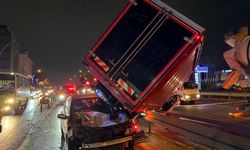 Otomobille çarpışan kamyonet bariyerlere çıktı: 3 yaralı