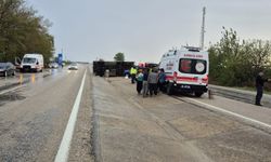 Adana'da tarım işçilerini taşıyan midibüs devrildi: 1'i çocuk, 11 yaralı