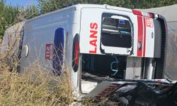Ambulansla otomobil çarpıştı: 3'ü sağlık görevlisi, 8 yaralı