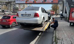 Avcılar'da motosikletli kurye otomobile çarptı