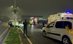 Aydınlatma direğine çarpan otomobil ikiye ayrıldı; sürücü yaralandı