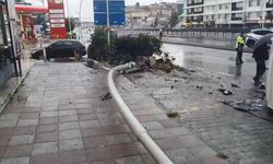 Büyükçekmece'de aydınlatma direğine çarpan minibüs devrildi: 2 yaralı