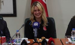 Dünya şampiyonu yüzücü Defne Kurt, okulunda coşkuyla karşılandı