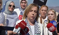 Filistin'e destek için beyaz giyinen AK Parti'li kadınlar zincir oluşturup, sessizce yürüdü