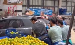 Kağıthane'de tezgah açamayınca pazar yerinde bırakılan aracı elbirliğiyle kaldırdılar; o anlar kamerada