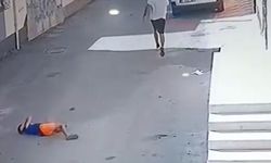 Kovaladığı çocuğu ayak bileğinden tutup yere fırlattı