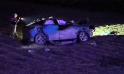 Lastiği patlayan otomobil, takla atarak tarlaya girdi: 1 ölü, 2 yaralı