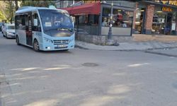 Maltepe'de minibüsün çarptığı yaya yaralandı; Kaza kamerada