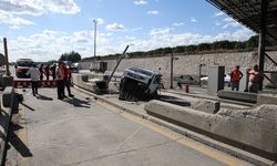 Otomobil, otoyol gişelerinde beton bariyerlere çarptı: 2 ölü