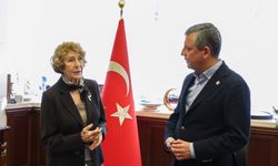 Özgür Özel, CHP'ye üye olan Ayşe Kulin'e rozet taktı