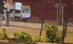 Sultangazi'de yolda ilerleyen araca yumruk attı; kendisini uyaranları bıçakla tehdit etti