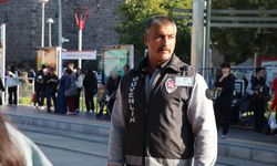 Tramvayın altında kalmaktan güvenlik görevlisi kurtardı; o anlar kamerada
