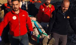 Van Kalesi'nden mağaraya düşen Alman turist, AFAD ve UMKE ekiplerince kurtarıldı