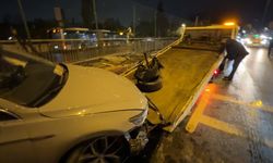 Avcılar'da D-100'de yan yola uçan otomobil, bariyerleri parçalayarak yayalara çarptı: 3 yaralı