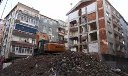 Bahçelievler'de bina yıkılınca ortaya çıktı; 40 sene boyunca iki apartman tek duvarı kullanmış