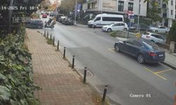 Beşiktaş'ta motosikletin otomobile çarptığı kaza kamerada