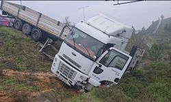 Beykoz'da TIR şarampole savruldu: Sürücü yaralandı