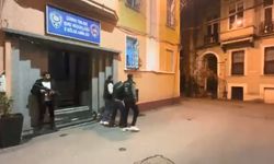 Beyoğlu'nda yere düşen telefonu alıp kaçan şüpheli kamerada