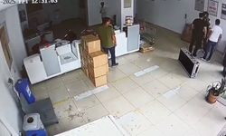 Büyükçekmece'de kendini kargo çalışanı olarak tanıtıp teslimat kodu istedi, şubeden kargoları alırken yakalan