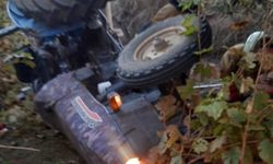 Devrilen traktörün altında kalan emekli öğretmen, hayatını kaybetti