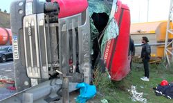 Eyüpsultan'da devrilen hafriyat kamyonunun şoförü yaralandı