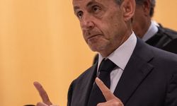 Fransa'da mahkeme eski Cumhurbaşkanı Sarkozy'nin adli kontrol şartıyla serbest bırakılmasına hükmetti
