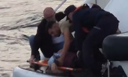 İstanbul Boğazı'nda boğulma tehlikesi geçiren kadını denize atlayarak kurtardı; o anlar kamerada