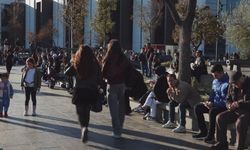 İstanbul'da ara tatil biterken güneşli havayı fırsat bilenler sahilleri doldurdu