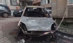 Kağıthane'de 1 saat önce park ettiği otomobil alev topuna döndü; mahalleli panik yaşadı