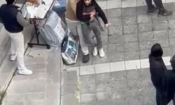 Kağıthane'de ağabey kardeşini rahatsız eden 2 kişiyi bıçakladı; kavga kamerada