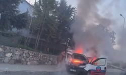 Kağıthane'de hafif ticari araç alev alev yandı