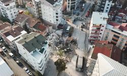 Kocaeli'de yıkılan binanın yakınındaki binalar tahliye edildi; ekipler inceleme başlattı
