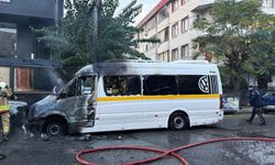 Öğrenci servis minibüsünde çıkan yangın, otomobile sıçradı