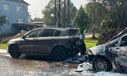 Park halindeki otomobilde çıkan yangın diğer araca sıçradı