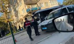Polis aracının bisikletiyle karşıya geçen çocuğa çarptığı kaza kamerada