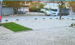 Sancaktepe'de dönüş yapan TIR, otomobile çarptı; kaza kamerada