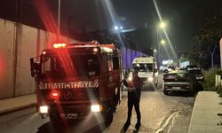 Sarıyer'de hafif ticari araç motosikletin üzerine devrildi: 2 yaralı