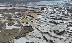 Tuz Gölü'nde suların çekilmesiyle oluşan tuz kütleleri ilgi odağı haline geldi