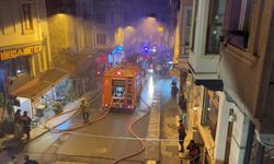 Beyoğlu'nda 2 kişinin dumandan etkilendiği yangındaki patlamalar kamerada