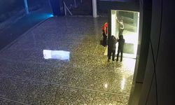 Kepengini zorlayarak girdikleri galeriden 1 dakikada 4 motosiklet çaldılar