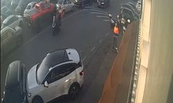 Maltepe'de sürücüsünün fren yerine gaza bastığı otomobil, başka araca çarptı; kaza kamerada