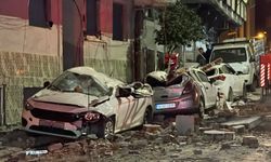 Zeytinburnu'nda 4 katlı binanın çatısından kopan parçalar park halindeki araçların üzerine düştü