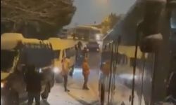 Eyüpsultan'da yokuştan inen İETT otobüsü kar nedeniyle kaydı