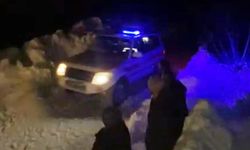 Hastayı 1 kilometre boyunca sırtlarında taşıyıp ambulansla ulaştırdılar