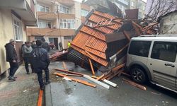 İstanbul'da fırtınada çatıların uçtuğu anlar kamerada; ölümden koşarak kurtuldu