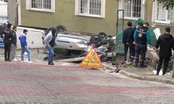 Kağıthane'de 2 araca ve doğalgaz kutusuna çarparak takla atan otomobil kamerada