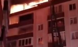 Terasta yakılan mangaldan savrulan kıvılcımlarla çatı katı yandı